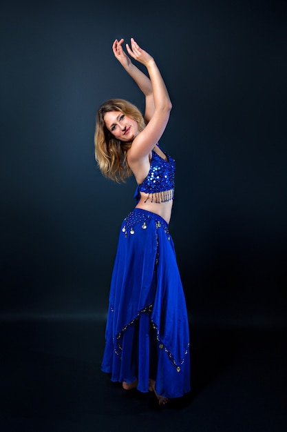 Portrait d'une magnifique danseuse orientale en costume blau