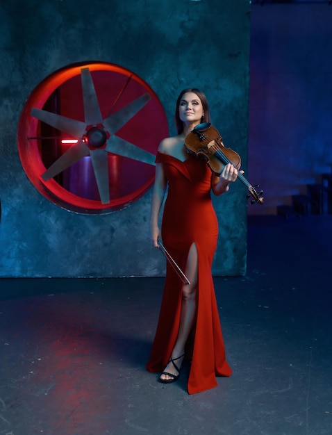 Portrait d'une magnifique femme violoniste jouant de la belle musique. Violoniste féminine jouant en gros plan