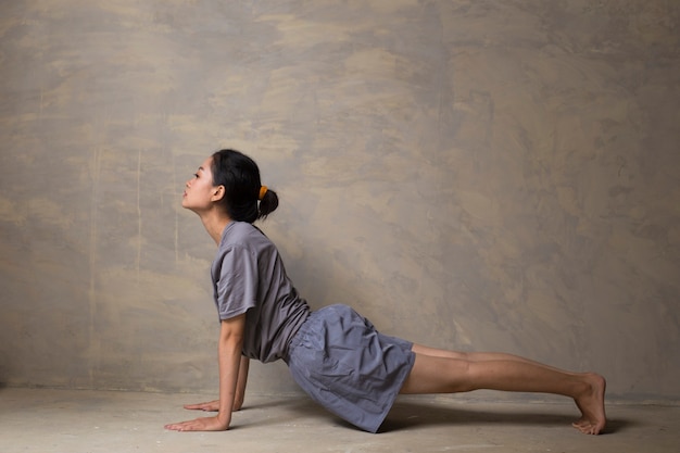 Portrait de magnifique jeune femme asiatique pratiquant le yoga