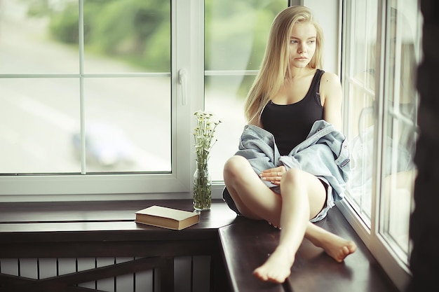 Portrait à la maison d'une jeune fille blonde