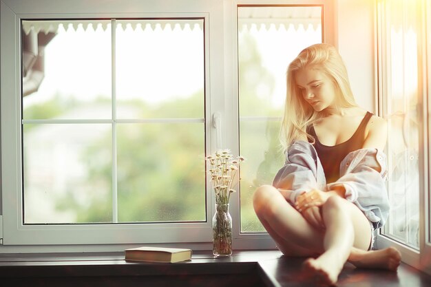 Portrait à la maison d'une jeune fille blonde