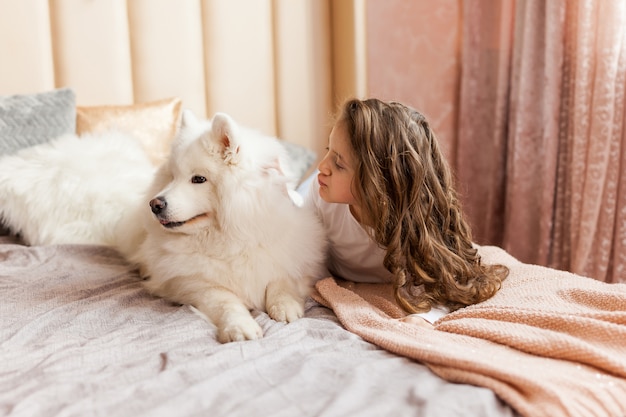 Portrait maison, de, mignon, enfant, étreindre, à, chien, sofa