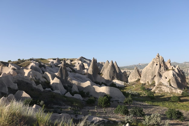 Portrait de maisons troglodytes dans le village d'uchisar en cappadoce sur fond de ciel bleu ancienne pierre