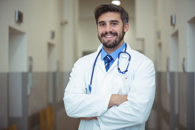 Photo portrait, mâle, docteur, debout, couloir