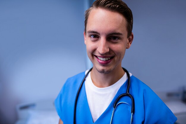 Portrait, mâle, docteur, debout, ward