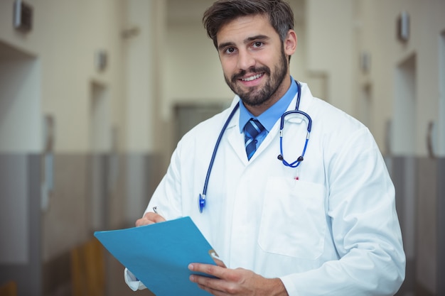 Portrait, mâle, docteur, Écriture, presse-papiers, couloir