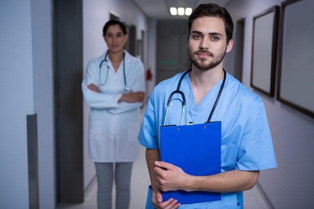 Portrait, mâle, infirmière, debout, docteur, fond