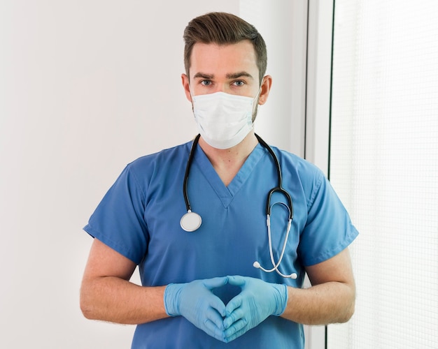 Photo portrait, mâle, infirmière, porter, masque, gants