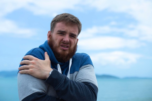 Portrait de malheureux déprimé gelé tremblant jeune homme frissonnant de froid triste homme contrarié sur le