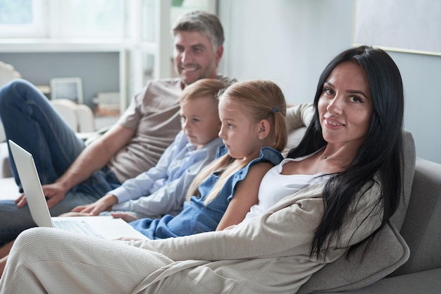 Portrait de maman dans le contexte de sa famille heureuse