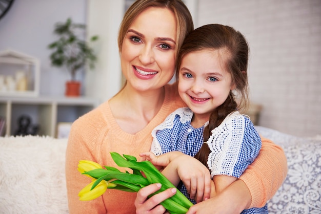 Portrait de maman souriante et sa petite fille