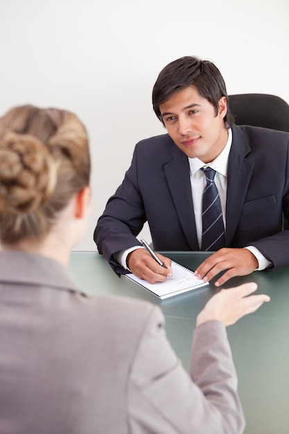 Portrait d&#39;un manager souriant interviewant une candidate