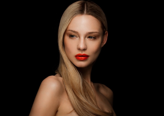 Portrait De Mannequin De Beauté Avec Une Coiffure Blonde Brillante Avec Des Lèvres Rouges Sur Fond Noir