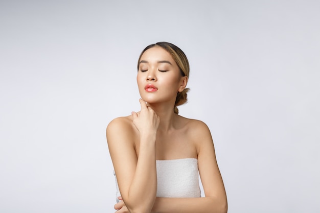 Portrait de maquillage de belle femme asiatique de cosmétique