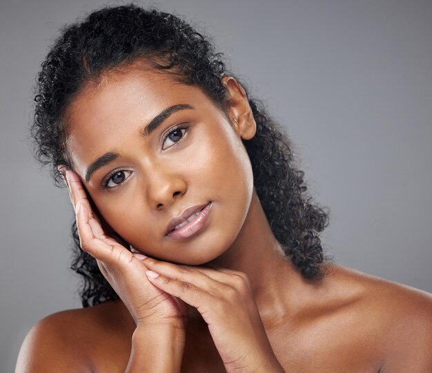 Portrait de maquillage de visage et soins de la peau de femme indienne avec lueur de cosmétiques sur fond de studio de maquette