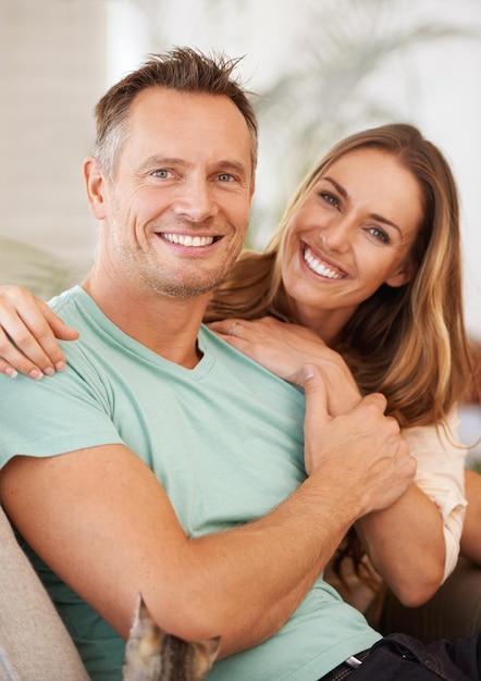 Portrait mariage et couple avec amour câlin et liaison pour le bonheur des relations et les partenaires Visage heureux homme et femme avec un sourire aimant et romance avec affection à la maison et temps de qualité