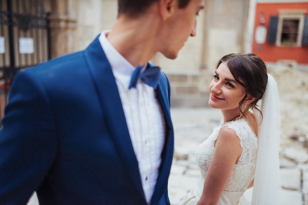 Portrait de mariage d'un couple heureux.