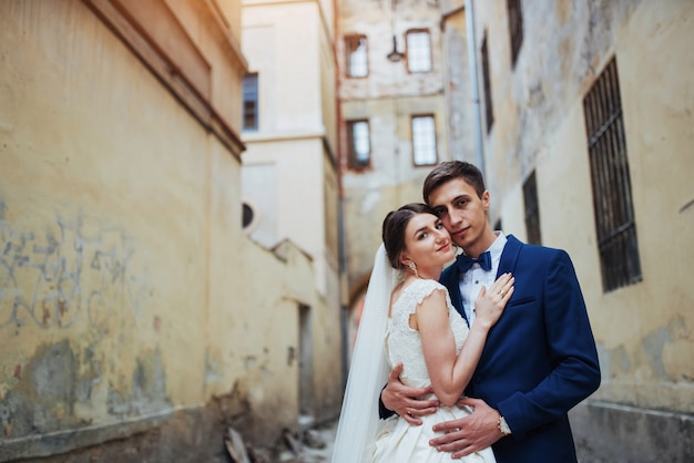 Portrait de mariage d'un couple heureux.