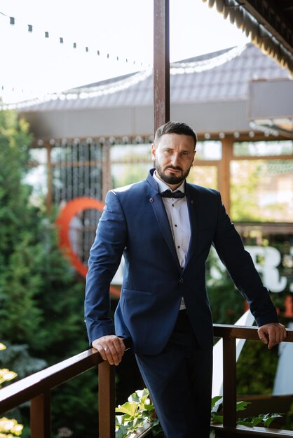 Portrait d'un marié avec une barbe dans un costume bleu