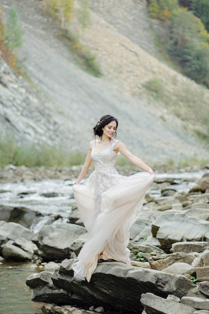 Portrait de la mariée. cérémonie de mariage dans la nature