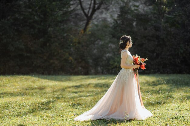 Portrait de la mariée. cérémonie de mariage dans la nature