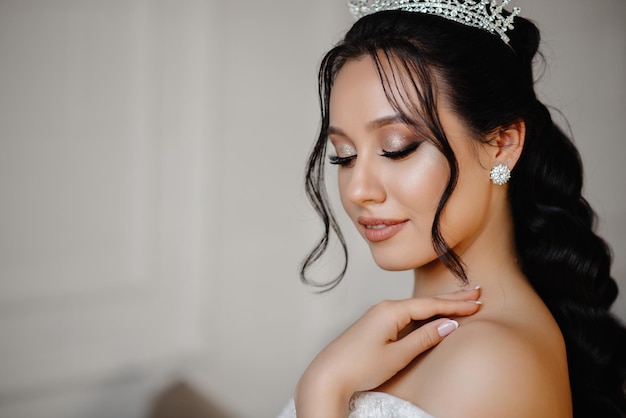 portrait de la mariée avec la couronne sur la tête