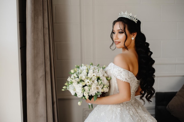 portrait de la mariée avec la couronne sur la tête