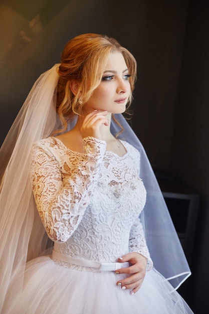 Portrait d'une mariée dans une robe de mariée blanche chic