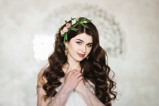 Portrait, mariée, fleurs, cheveux