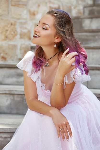 Portrait d'une mariée avec gros plan de cheveux violets. Une femme dans une belle robe se repose