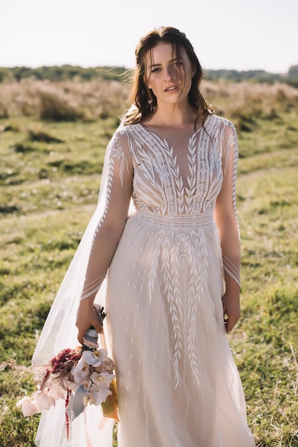 Portrait de mariée heureuse avec bouqet