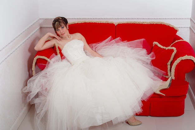 Photo portrait de mariée magnifique avec du maquillage le matin dans la chambre.