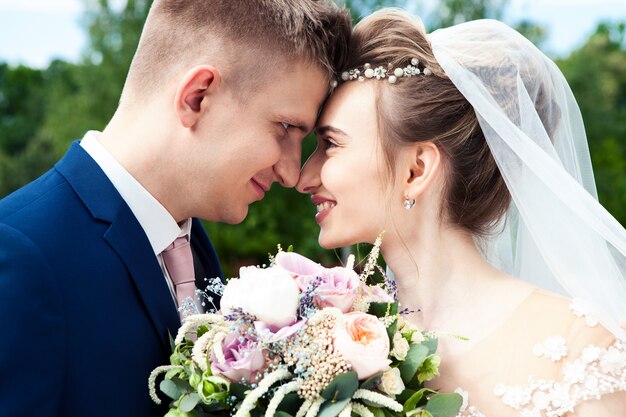 Portrait de mariée et marié dans la nature