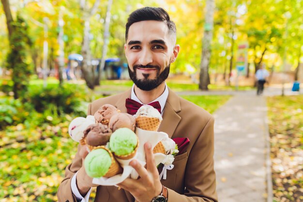 Portrait de la mariée et le marié avec glace.