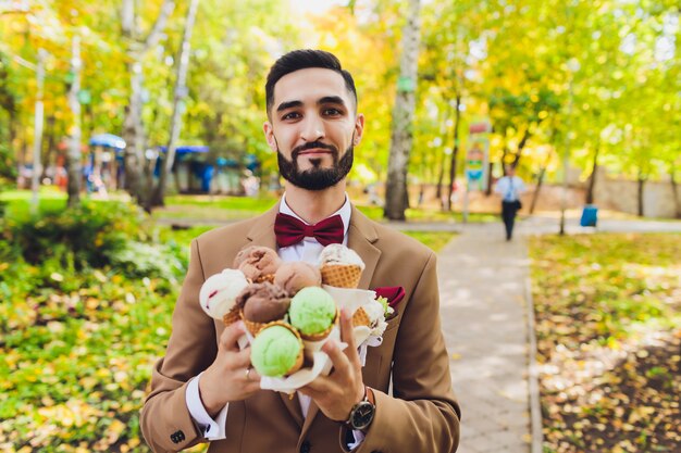 Portrait de la mariée et le marié avec glace.