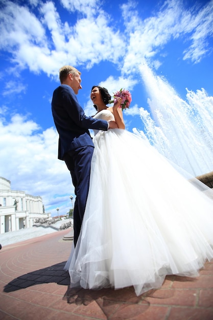 Portrait d'une mariée et d'un marié très heureux