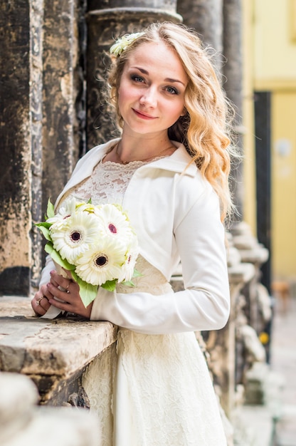 Photo portrait de mariée en robe blanche