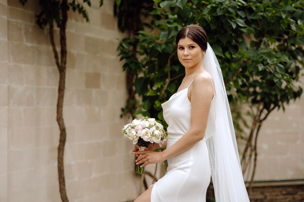 portrait de la mariée en robe blanche