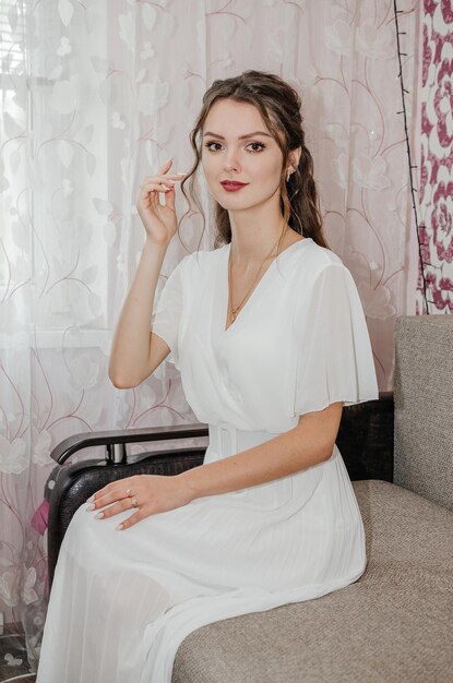 portrait de la mariée en robe de mariée dans la chambre