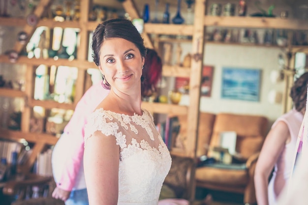 Photo portrait de la mariée souriante