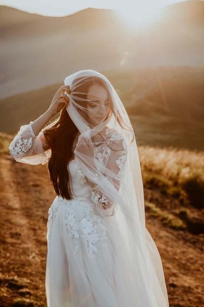 Portrait de mariée avec vue sur la montagne