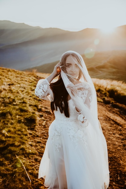 Portrait de mariée avec vue sur la montagne