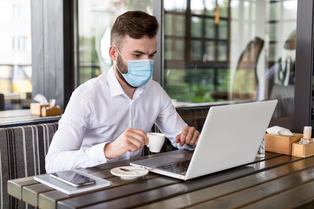 Portrait masculin avec masque de travail