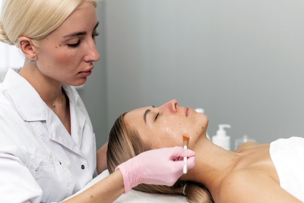 Portrait d'un masque transparent hydratant pour la conception médicale. Procédure pour la peau d'une femme. Produits cosmétiques naturels. Beauté du visage. Procédures cosmétologiques pour le visage.