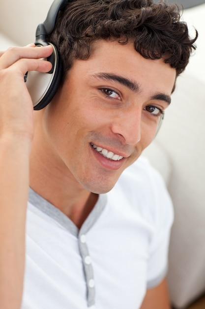 Portrait d&#39;un mec adolescent écoute de la musique