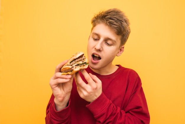 Portrait d'un mec affamé à la recherche d'un appétissant burger buggy