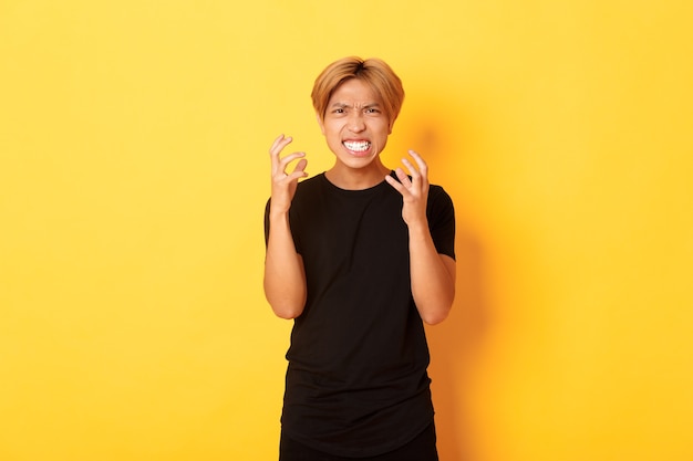 Portrait de mec blond asiatique en colère et énervé