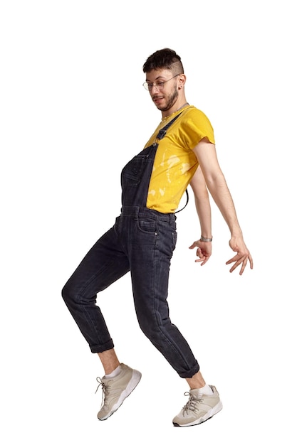 Portrait d'un mec drôle dansant en studio isolé sur fond blanc