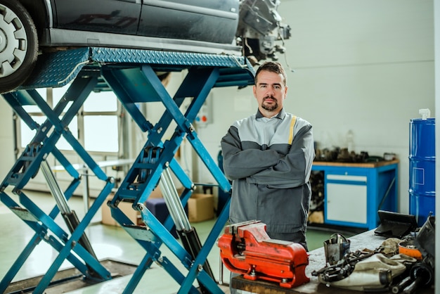 Portrait d&#39;un mécanicien au travail dans son garage.