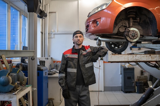 Portrait de mécanicien dans Autobody Shop